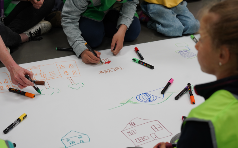 children drawing their place in relation to the Science Centre.